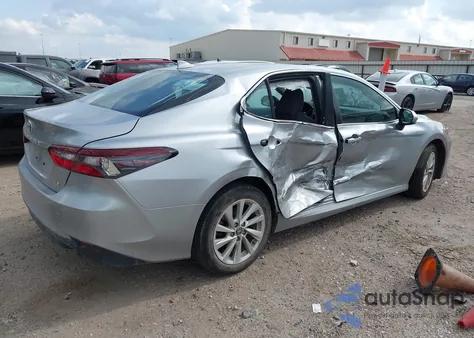 2024 Toyota Camry Le z USA, uszkodzony, nr VIN 4T1C11AK0RU868405